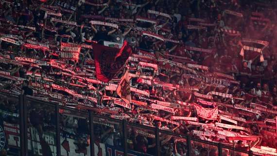 Striscione dei tifosi del Bayern: “Via gli autocrati come Mansour, il calcio appartiene ai tifosi”