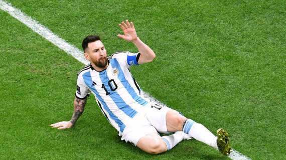 La Stampa critica Messi: "Diego non si sarebbe mai messo la vestaglia nera"