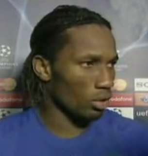 Drogba tira una monetina al pubblico, ma poi chiede scusa 