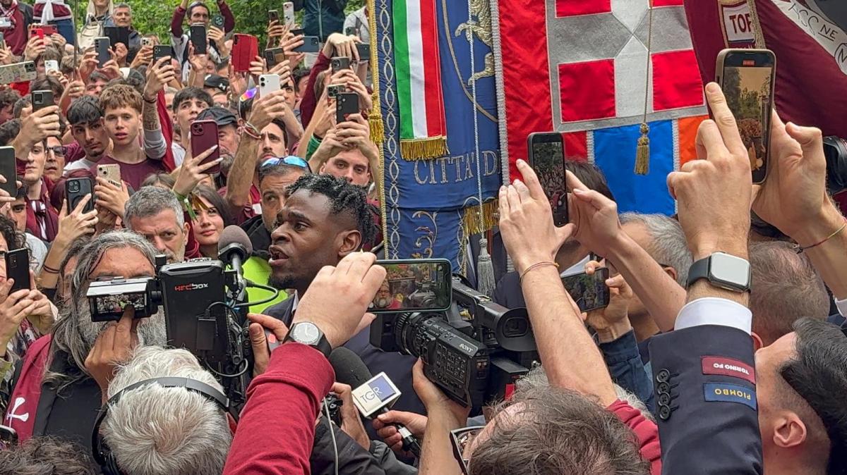 Comparsi altri striscioni contro Cairo nella notte 