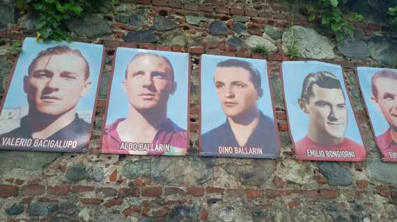 Superga, Sala legge i nomi della lapide