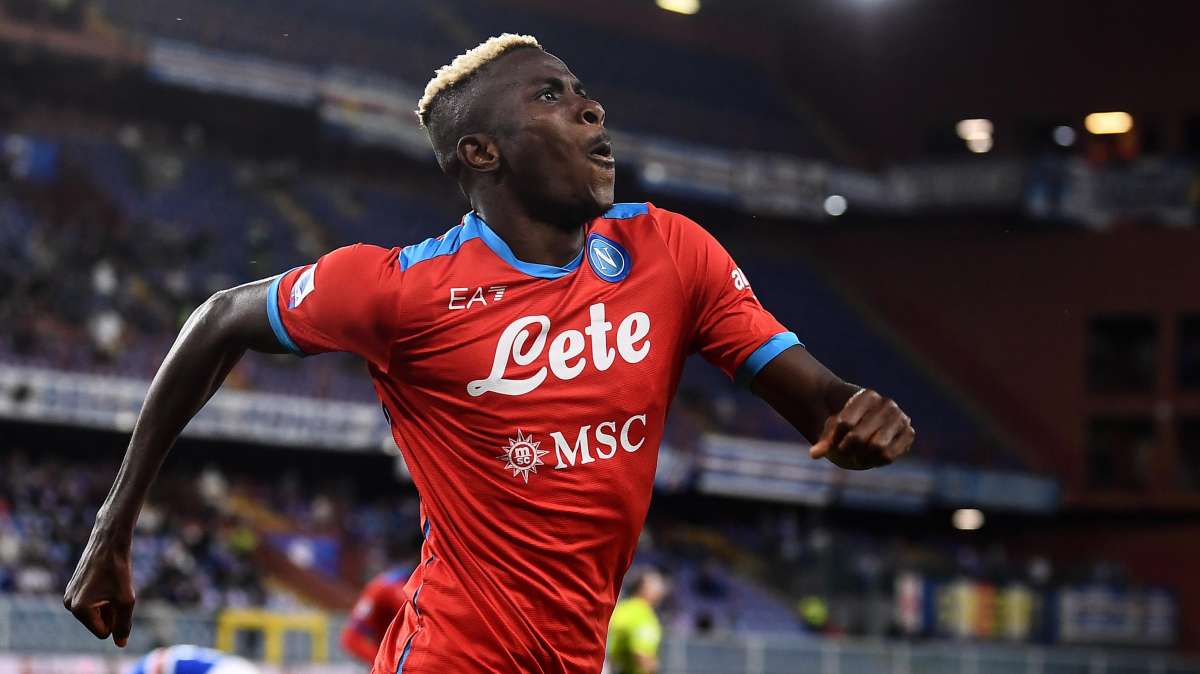 Napoli avanti sul Cagliari all'intervallo, a segno ancora Osimhen