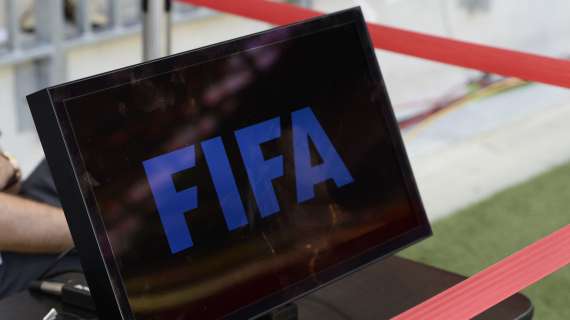 L’IFAB pensa al cartellino blu, espulsione a tempo, ma la FIFA raffredda gli slanci