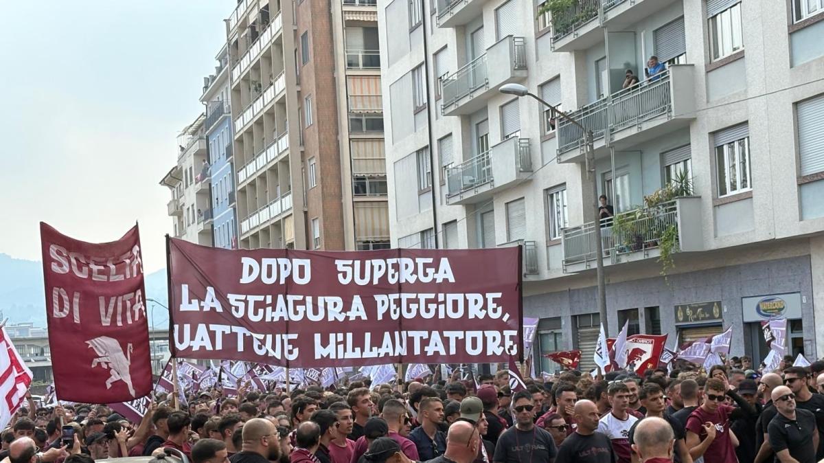 Nella notte letame e striscione contro la squadra del Torino e Cairo davanti al Filadelfia