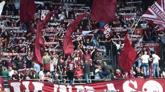 Lo stadio Grande Torino al completo per l'addio al calcio di Moretti 