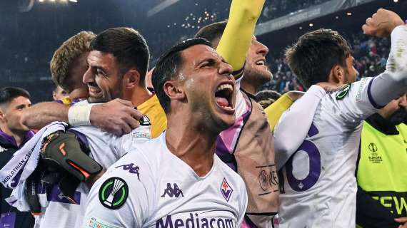 Fiorentina accolta da star dai suoi tifosi 