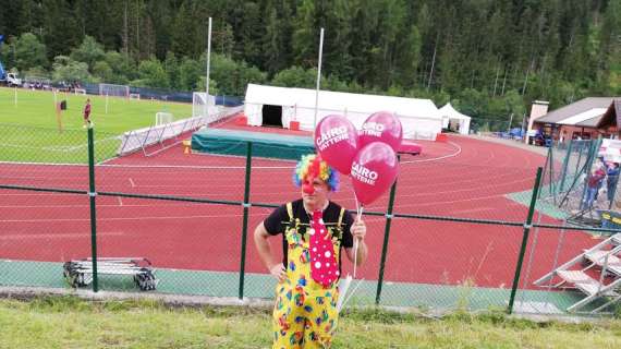 Nel ritiro del Torino a Santa Cristina il clown con i palloncini di contestazione “Cairo vattene”