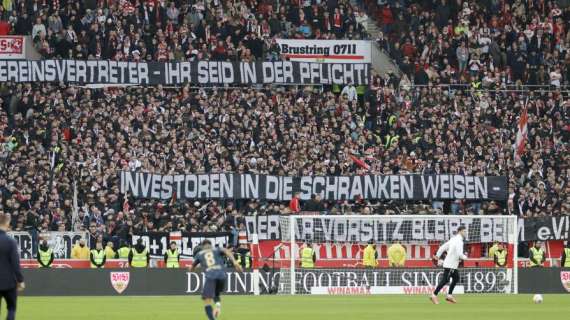 Germania, proteste dei tifosi (con partite momentaneamente sospese) dopo l’ok a investitori stranieri