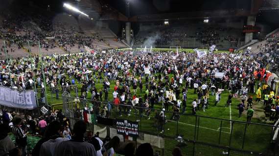 Vandali Juve, imbrattata una libreria che esponeva libri granata 