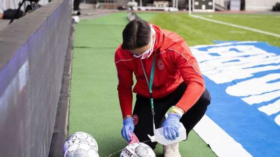 Le nuove regole del gioco: cinque cambi, niente abbracci. Con l'arbitro parla il capitano