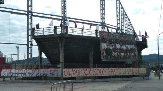 "Chi è leggenda non muore mai". Lo striscione fuori dal Filadelfia in ricordo del Grande Torino