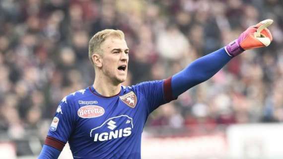 Joe Hart si allena a casa con la sua maglia del Torino