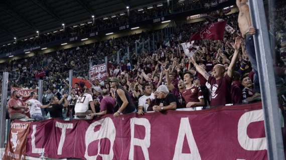 Duro messaggio in uno striscione fuori dal Fila: anche la Maratona dice basta