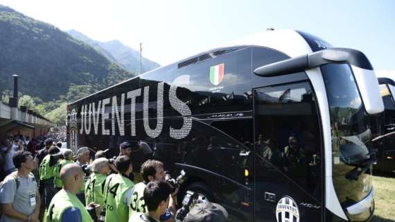 Assalto al pullman della Juventus: rotto un vetro! (FOTO)