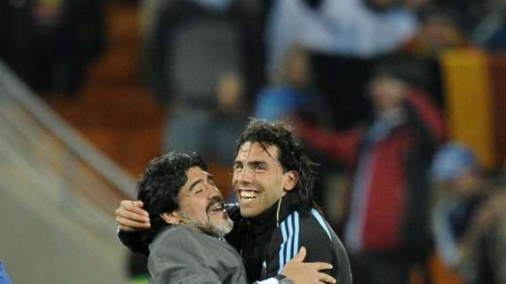 Maradona scherza con un... gobbo!
