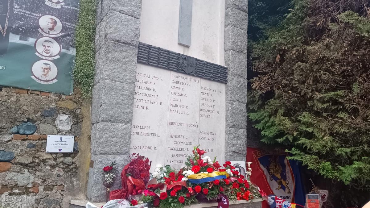 Superga, vandalizzata la lapide del Grande Torino 