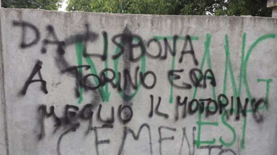 Quando il tifo diventa ignoranza: i muri della strada che porta a Superga imbrattati con scritte inneggianti alla tragedia