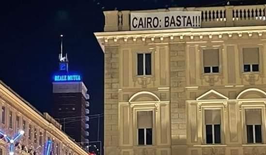 Contestazione a Cairo sotto la sede di RCS 