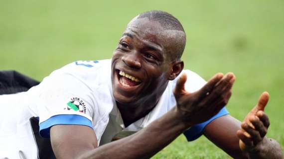 Balotelli e Santon ballano con le starlette