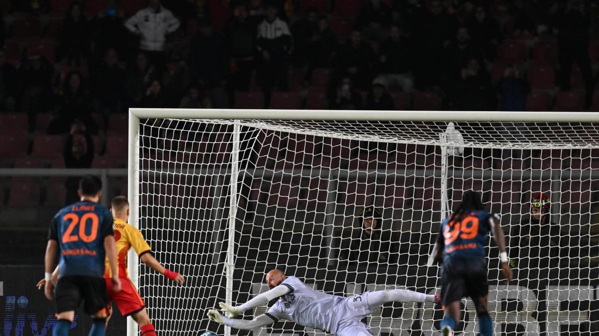 Lecce-Napoli 0-1: Vanja para un rigore di Camarda, decide Anguissa