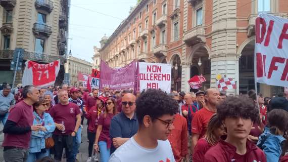Marcia tifosi, una signora si affaccia con la foto del Grande Torino