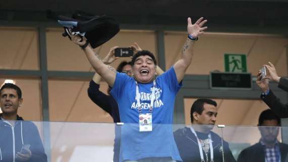 Maradona accoglie De Rossi al Boca a modo suo... 