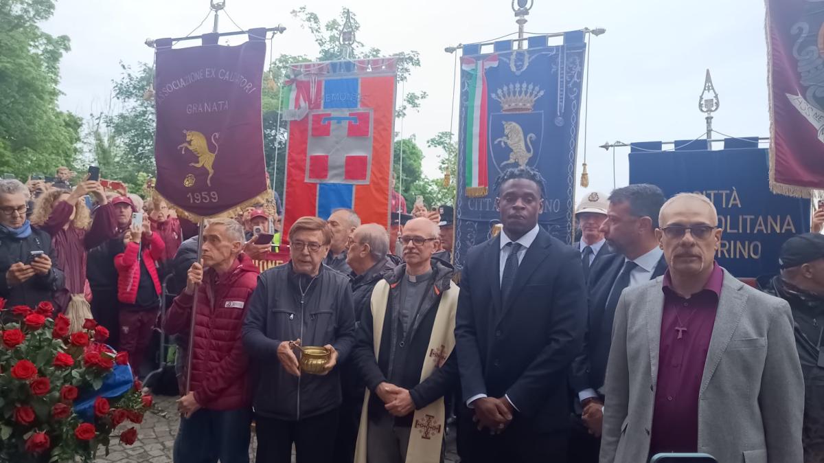 Dopo la Messa Duvan Zapata ha omaggiato la memoria del Grande Torino e dei caduti di Superga