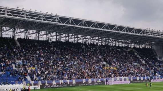 Striscione dei tifosi dell'Atalanta allo stadio: "Non ha senso giocare"