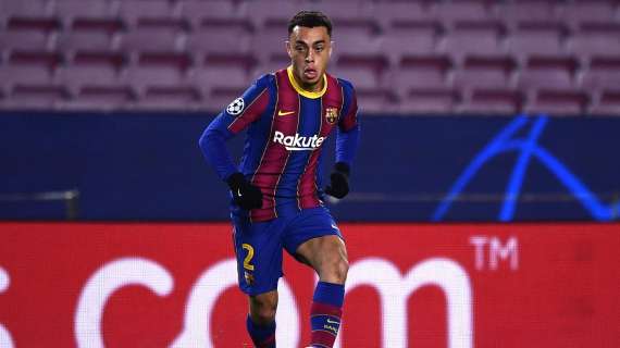 LIGA - Sergiño Dest being tracked by two Italian giants
