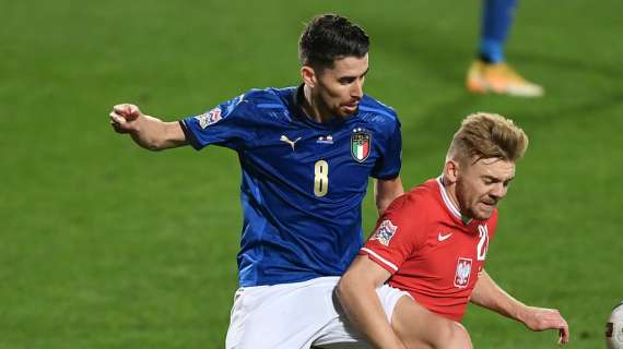 BARCELONA FC drawing out a plan on JORGINHO