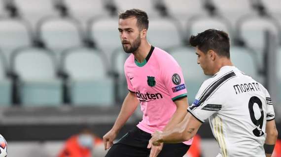 LIGA - Barcelona FC playmaker Pjanic serious over joining Italy back