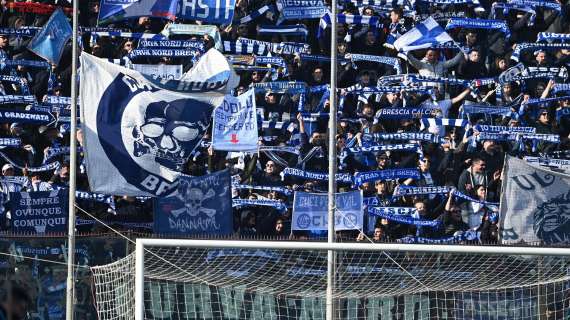 Playout Brescia-Cosenza, fumogeni e polizia in campo: partita interrotta