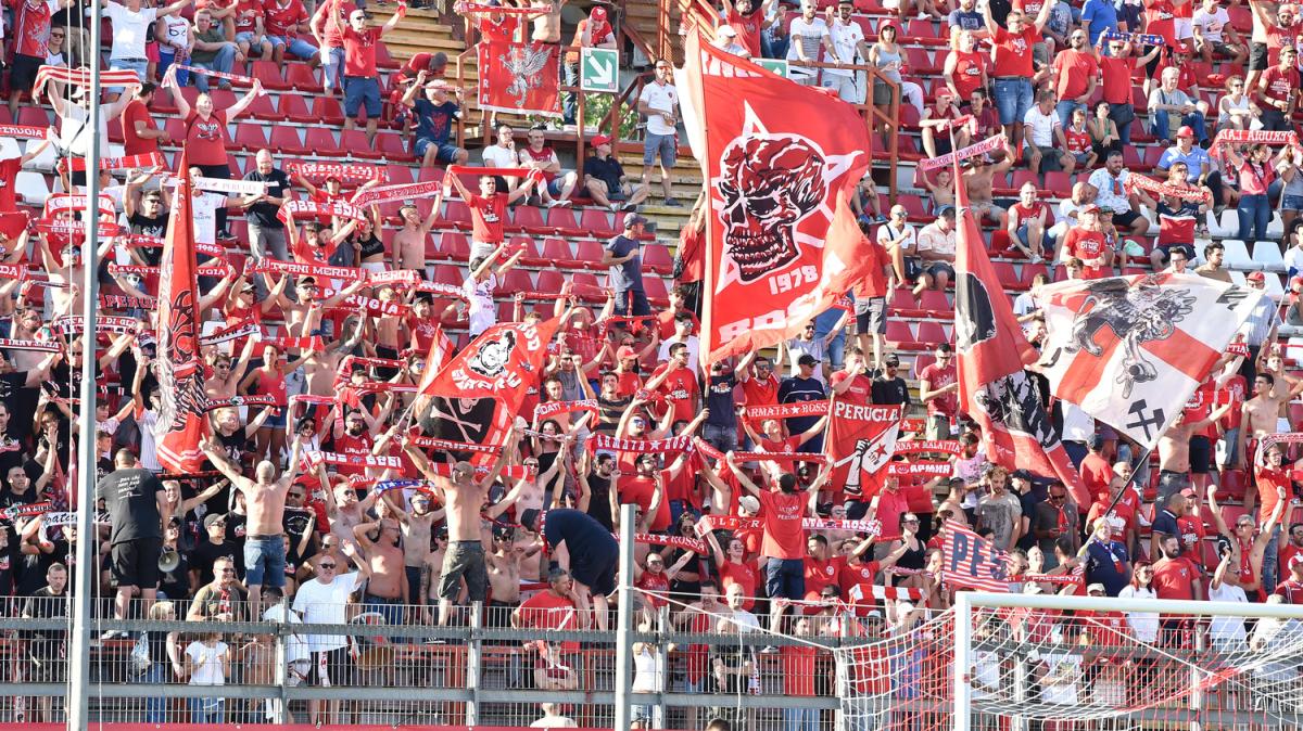 Serie C - Perugia, tensione alle stelle: la Curva Nord contesta Meluso con uno striscione durissimo