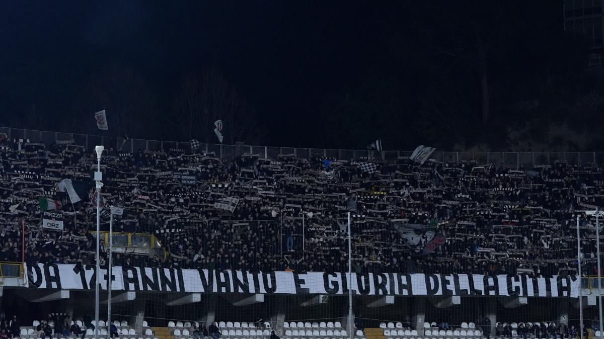 Ascoli, il dodicesimo uomo fa la differenza: una tifoseria da Serie B spinge i bianconeri verso la vetta