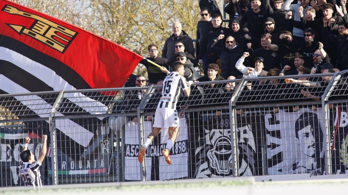 L’abbraccio di D’Uffizi e i 400 cuori bianconeri: l’Ascoli gioca sempre in casa