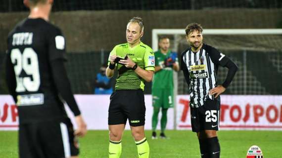 Ascoli-Reggina, l'arbitro annulla il gol mimando il Var