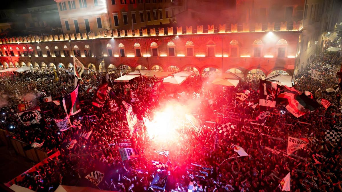 CorrAdriatico - Fumogeni, cori, fiumi di birra «Ascoli, che notte fantastica»