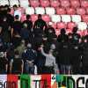 Debrecen, ultras azzurri di spalle durante l’inno israeliano: protesta e cartelli contro Israele