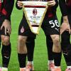 Il bel gesto del Milan: i giovani rossoneri entrano accompagnati dalle mamme