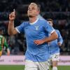 La Lazio spegne i sogni tricolori del Milan: Isaksen fa esplodere l'Olimpico, rossoneri a meno otto