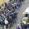 Le sciarpe al cielo per Riccardo, quando il calcio insegna a tacere