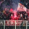 VIDEO - Delirio a Salerno al rientro della squadra: entusiasmo, fumogeni e cori contro i napoletani