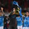 Il Napoli gioca 45', ma tanto basta: 1-0 a Lecce, la punizione di Raspadori per il +6 sull'Inter