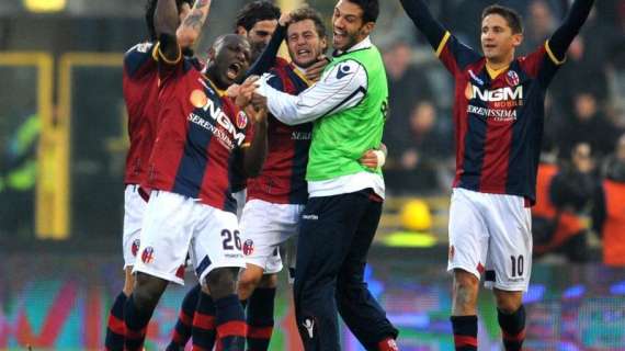 I giocatori del Bologna esultano dopo un gol.