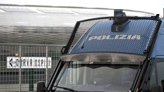 Tensioni a Lecce: i tifosi del Napoli cercano di forzare il blocco di polizia al Via del Mare