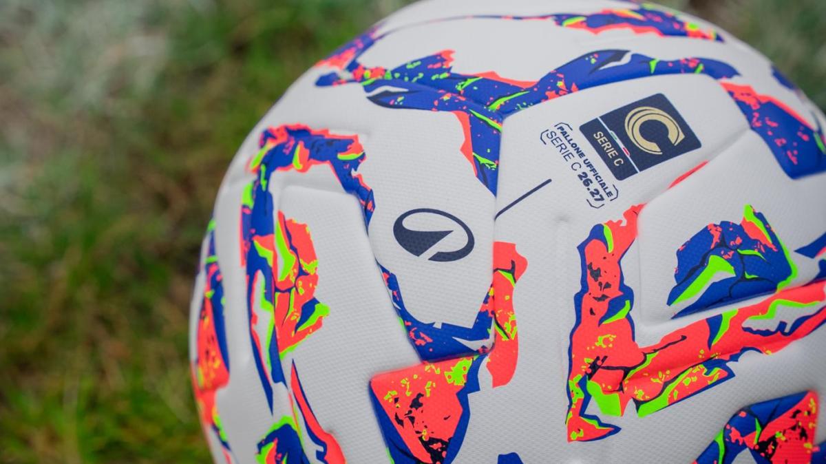 Tecnologia senza cuciture e test estremi: svelato il pallone Decathlon per la Serie C 2026-2027