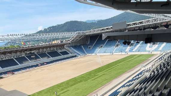 Gewiss Stadium, procede spedita la posa del nuovo manto erboso