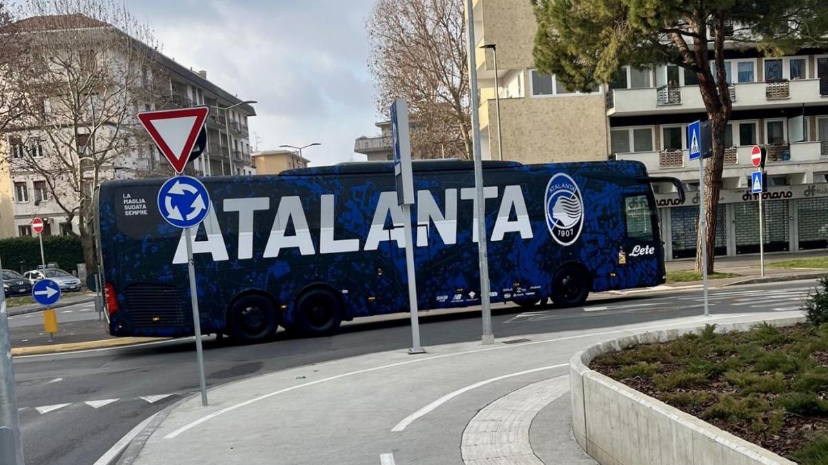 TA - La Dea si blinda alla New Balance Arena: il pullman entra allo stadio. È il giorno delle scelte su Lookman e Sulemana