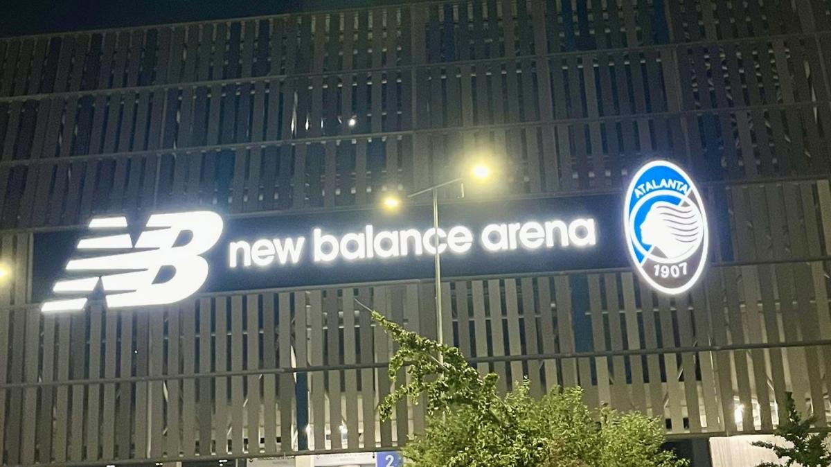 La nuova insegna luminosa “New Balance Arena” accende la Curva Nord
