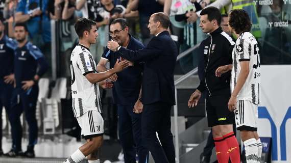 FOTO - Tutti i giocatori della Juventus abbracciano Dybala: al 78' esce tra applausi e lacrime
